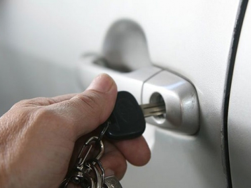 Reparación de bombín y bloqueo de contacto Ebro en Utrera